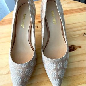 Nine West, size 6, Beige, Tan, and Gold linen fabric heels